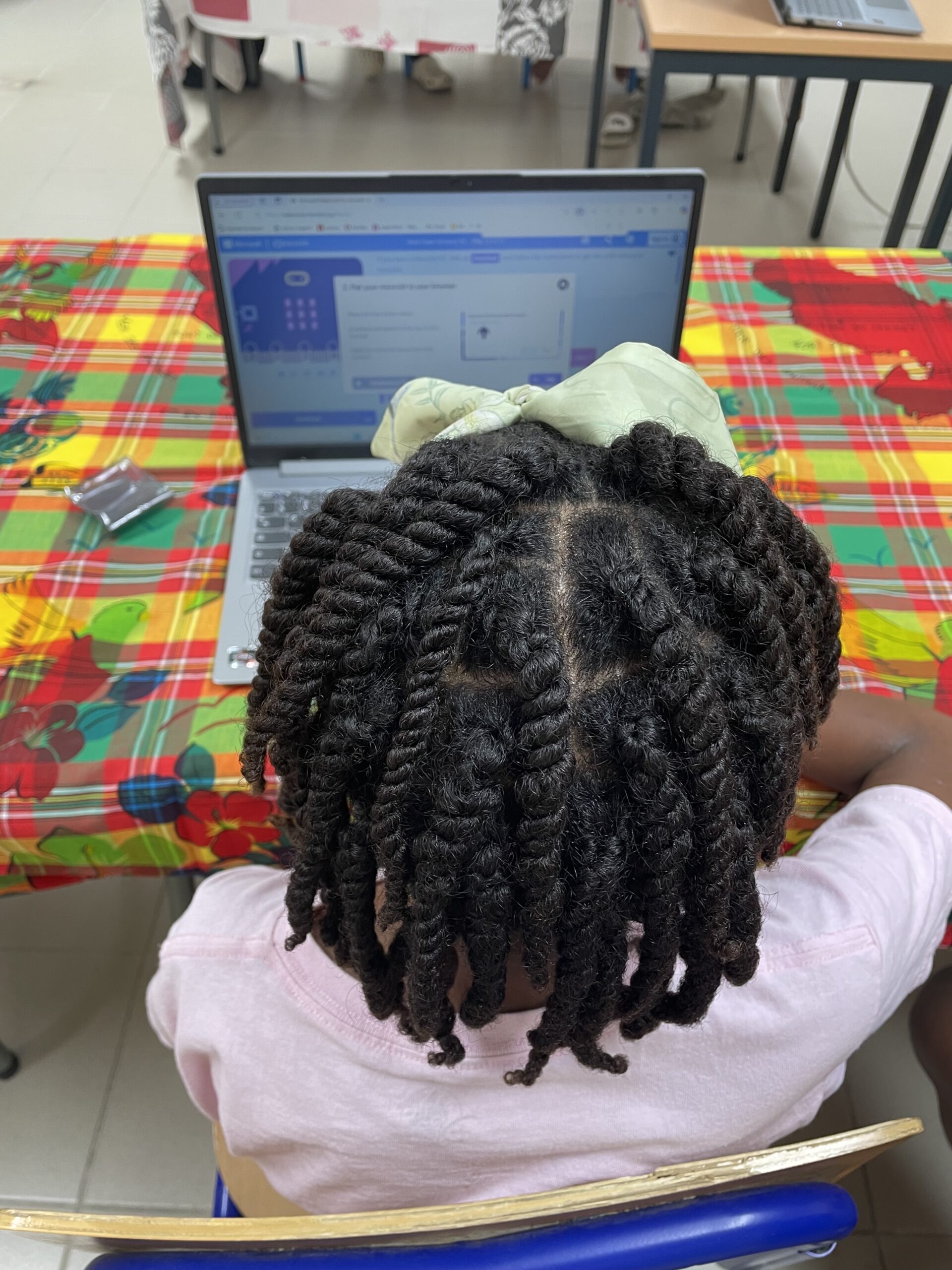 Collégienne de 11 ans téléchargeant son programme dans un Micro:bit